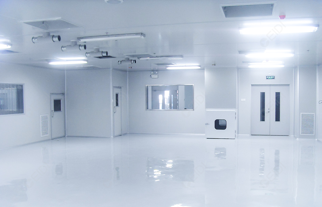 藥品體系中，片劑藥品和膠囊藥品室固體藥劑的終端體現(xiàn)方式。我們熟悉的常用的各種緩釋片、腸溶片、鈣片等都常以片劑形式出現(xiàn)。這些藥物就會(huì)在固體制劑的片劑生產(chǎn)車間內(nèi)完成研發(fā)壓制成片。其生產(chǎn)車間應(yīng)按照新版GMP規(guī)范進(jìn)行裝修設(shè)計(jì)。尤其是片劑藥品生產(chǎn)會(huì)涉及潔凈區(qū)域，所以與專業(yè)做凈化工程設(shè)計(jì)及裝修的公司進(jìn)行相關(guān)合作會(huì)更有保障。潔凈區(qū)的安全設(shè)計(jì)會(huì)對(duì)藥品質(zhì)量、產(chǎn)品備案等重要環(huán)節(jié)產(chǎn)生重大的影響。不合理的設(shè)計(jì)會(huì)對(duì)整個(gè)生產(chǎn)管理造成困難，甚至留下安全隱患。   片劑生產(chǎn)車間及重點(diǎn)潔凈區(qū)設(shè)計(jì)經(jīng)驗(yàn) | CEIDI西遞 根據(jù)我國(guó)新版GMP，片劑劑型所要求的生產(chǎn)潔凈級(jí)別為D級(jí)，車間設(shè)計(jì)的法規(guī)依據(jù)是新版GMP及其附錄、《醫(yī)藥工業(yè)潔凈廠房設(shè)計(jì)規(guī)范》和國(guó)家關(guān)于建筑、消防、環(huán)保、能源等方面的規(guī)范。GMP要求車間的平面布局遵循以下特點(diǎn)：平面布局合理、嚴(yán)格劃分區(qū)域、防止交叉污染、方便操作生產(chǎn)。 片劑生產(chǎn)車間在藥品功能上區(qū)分是分為混配成型加工區(qū)、輔助功能區(qū)、衛(wèi)生與安全區(qū)。在凈化工程上常規(guī)會(huì)按照是否涉及潔凈區(qū)域來區(qū)分，也就是分為潔凈區(qū)，輔助區(qū)，一般生產(chǎn)區(qū)三個(gè)部分。   片劑車間設(shè)計(jì)要點(diǎn)： ①人流物流：出入口分開，生產(chǎn)流程順暢無迂回，物流走向成反L型。 常規(guī)整個(gè)車間主要出入口分三處，一處是人流出入口：即人員由門廳經(jīng)過更衣進(jìn)入車間，再經(jīng)過洗手、更潔浄衣風(fēng)淋室進(jìn)入潔凈生產(chǎn)區(qū);一處是原輔料入口，即原輔料經(jīng)過脫外包由傳遞窗送入;另一處為成品出口。 ②設(shè)備：相同工序可使用同一設(shè)備（注重清潔驗(yàn)證和人員管理），以提高設(shè)備使用率；按照生產(chǎn)量大小排布設(shè)備，減少設(shè)備閑置率。 ③功能間：原材料倉(cāng)庫(kù)、稱量室、貯料室、內(nèi)包材室、粉碎壓片室、烘房生產(chǎn)室、外包室、成品倉(cāng)庫(kù)等功能間排布符合工藝流程的要求，規(guī)劃的大小綜合考慮生產(chǎn)量和設(shè)備等情況設(shè)置。 ④潔凈區(qū)：一般生產(chǎn)區(qū)與潔凈區(qū)分開，且潔凈要求高的工段區(qū)域，如片劑壓片都靠近空調(diào)凈化系統(tǒng)；產(chǎn)生粉塵的生產(chǎn)崗位如粉碎篩分、制粒燥、整?？偦臁浩刃枰O(shè)置前室及除塵間。產(chǎn)熱較大的設(shè)備如烘箱、沸騰燥器、包衣機(jī)均需設(shè)有機(jī)械室將輔助裝置隔離，以改善潔區(qū)環(huán)境。 ⑤成本：從提高設(shè)備使用率和減少潔凈區(qū)面積兩方面降低成本，滿足企業(yè)的要求。 ⑥質(zhì)量控制：人物流分開，減少物料混淆污染，使得生產(chǎn)車間整體上更符合GMP要求，更能保證藥品的質(zhì)量。 綜上，我們?cè)谠O(shè)計(jì)符合GMP要求的廠房和設(shè)施時(shí)，都應(yīng)該綜合考慮企業(yè)自身情況、GMP以及其他的法律法規(guī)要求，而不是照搬照抄，這樣才能夠真正設(shè)計(jì)出既達(dá)到GMP，又符合企業(yè)期望的方案。當(dāng)然，專業(yè)的設(shè)計(jì)團(tuán)隊(duì)的實(shí)操經(jīng)驗(yàn)豐富，在結(jié)合每個(gè)項(xiàng)目實(shí)際情況后出具的方案會(huì)更穩(wěn)妥。